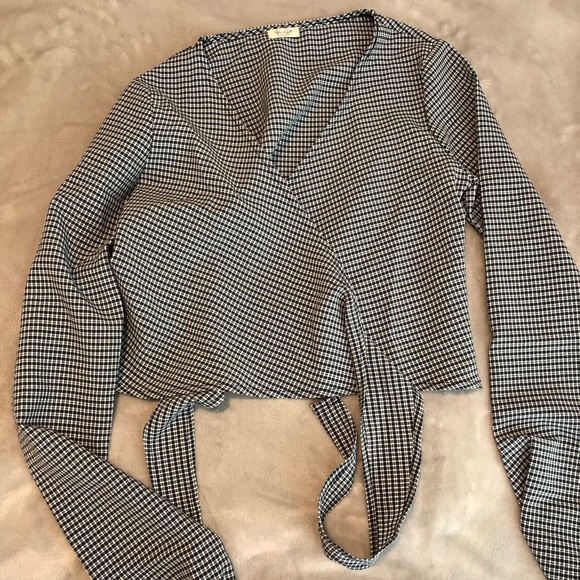 Brandy Melville Tops - Brandy Melville crossover tie top